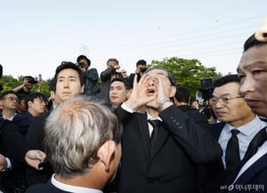 5·18묘역서 "서로 사랑해야"…'정치인 문법' 벗어난 한덕수의 도전