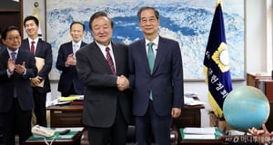 한덕수 "개헌 말바꾸기, 중대범죄…파기환송에도 출마?" 이재명 직격