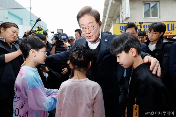 "민주 1억원 vs 국힘 5천만원" …'자녀 목돈 만들기' 공약, 차이점은