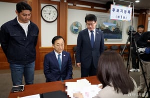 이재명, 선관위에 대선 후보 등록…707특임단 출신 배우 동행