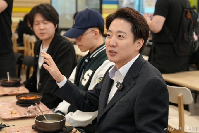 "새로운 정치가 소명" 이준석, 홍준표 美출국 전 인천공항서 회동