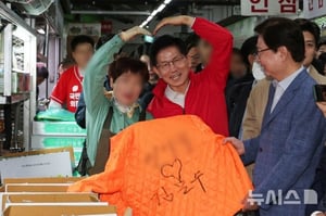 가락시장 상인 "옷에 사인 부탁"…웃음 터진 김문수 "사랑합니다"
