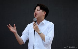 TK찾은 이준석 "양당 야합 연금개혁은 뒤통수…젊은세대에 부담 넘겨"