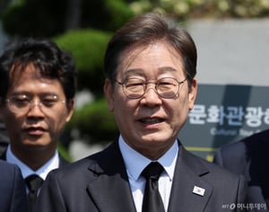 [속보] 이재명 "부산의 해양수도화에 필요…해양수산부는 부산 이전"