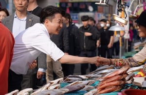 "실물이 낫네" "한번에 대통령"…'부산 자갈치'에서 허리숙인 이준석