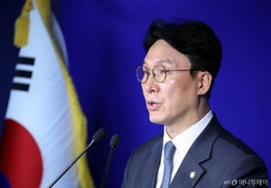 [속보] 김민석 "국가 정체성 문제 관련 기구 설치…호사카 유지 위원장 위촉"