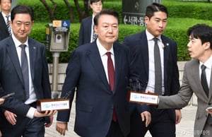 尹 탈당 선언에…국힘 "하나로 뭉쳐야" 민주당 "짜고 치는 고스톱"