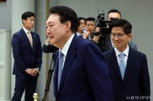 대선 17일 앞, 尹 탈당…"김문수 승리 반전 계기" vs "위장 탈당극"