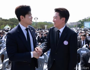 이준석의 '국화 참배', 김문수의 '눈물'…보수 진영에서도 "5월 정신"