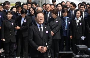 이재명 "다시 5월…광주의 정신으로 두려움 없이 나아가자"