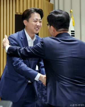 이재명 내리고, 김문수-이준석 동반 상승…김문수 40% 넘으면 단일화?