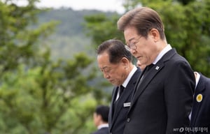 이재명, 노무현 묘역 참배하며 눈물…문재인 부부-권양숙 여사와 점심