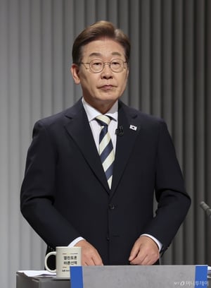 이재명 "어려운 시기 정치 책임 막중...27일 토론회 철저히 준비"