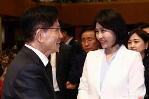 '불교 행사'서 김혜경 만난 김문수, 1시간 동석 후 "자주 만나야지"