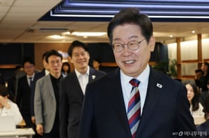 [속보]이재명, 김혜경 여사 묻자 "아내, 판단에 따라 잘할 것"