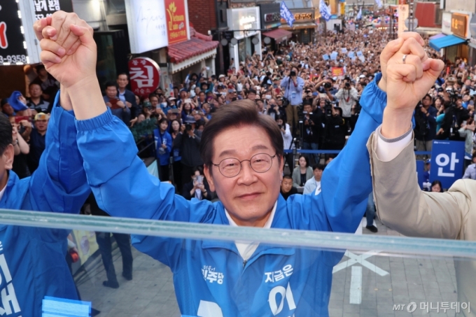 李 한미동맹 강조...민주당 "평화적 핵 이용 확대, 핵무장론과 무관"