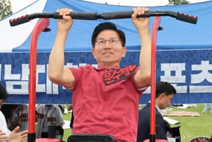대학 축제 찾은 김문수, 턱걸이 3개…"선거는 역전의 대반전 있다"