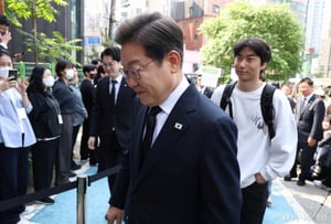 [속보] 이재명 "국제회의 참여 여부, 지금 판단 문제 아냐…경제 회복 최우선"