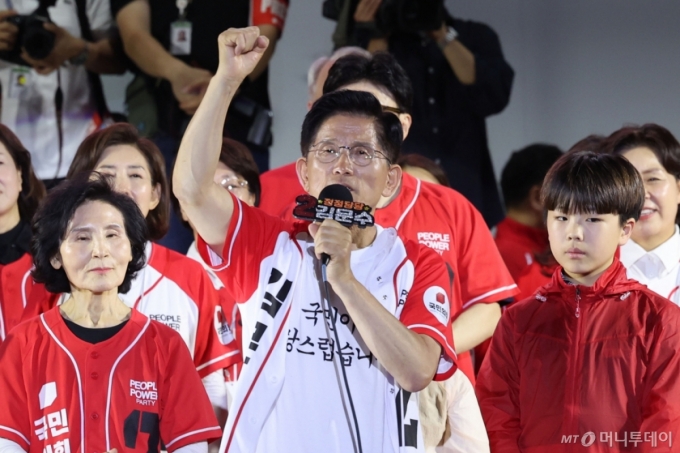 가족과 연단 오른 김문수 "내일은 독재를 막고 위대한 한국 되는 날"