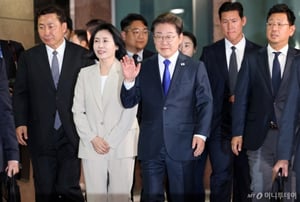 [속보]이재명 민주당 대선 후보, 여의도 민주당사 도착