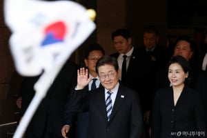 "너무 눈물나요"...축하 건네는 시민들에 큰 하트 그린 이재명 대통령