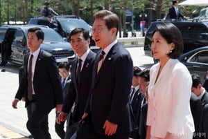 [속보]이재명 대통령 부부, 취임선서 위해 국회 도착