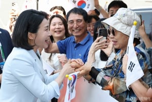 "많이 기다렸어요"···김혜경 여사, 환영 속 캐나다 동포 격려 방문