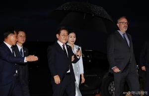 '우산'든 이재명 대통령, 김혜경 여사와 '팔짱'…'G7' 마치고 서울로