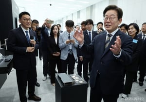 감탄사 연발, 엄지척까지…이재명 대통령 'AI 혁신 기술' 체험기