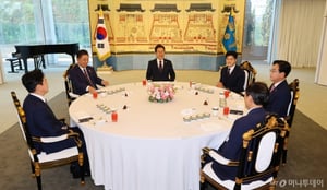 [속보]이재명 대통령·여야 지도부와 한자리 모여 오찬 회동