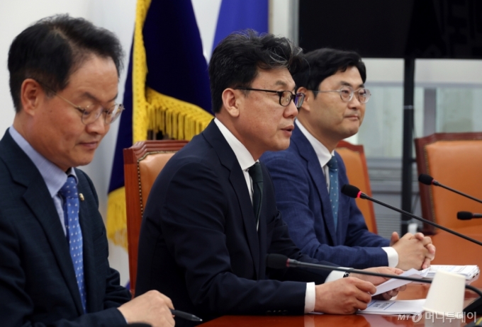 與 "7월4일까지 상법 개정…방만한 부동산 대출 즉시 정상화해야"