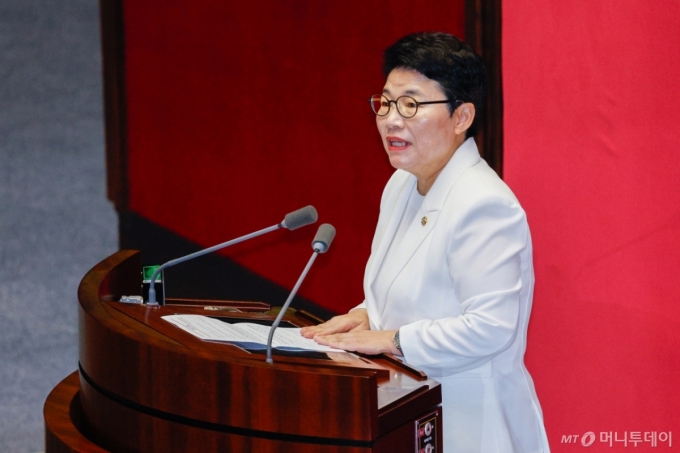 '첫 여성' 국회 기재위원장에 임이자…"대화와 타협 정신 되살려야"