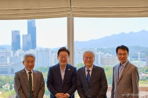 "밝게 일하는 모습 좋다"···이재명 대통령에 한자 건넨 보수논객