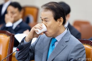 野, 권오을에 "철새 정치인" 공세…權 "그렇게도 생각하시는구나"