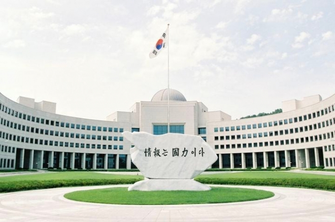 국정원 원훈, DJ 정부 때 쓰던 '정보는 국력이다'로 교체…30년간 6번