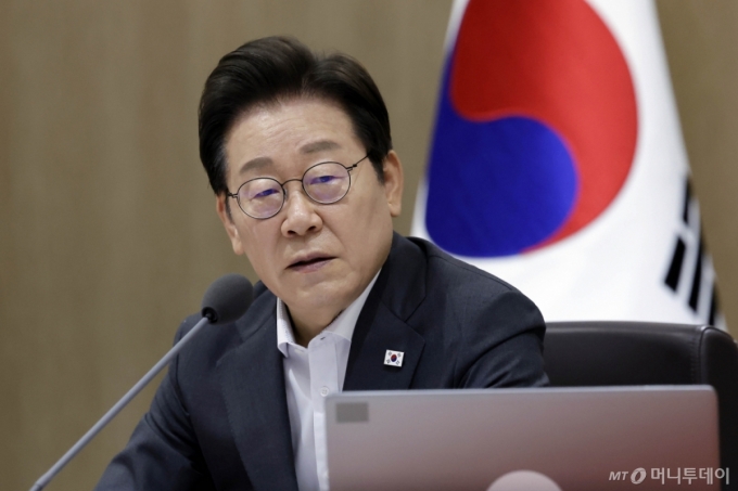 이재명 대통령 "폭우 재난 상황, 음주가무에 '정신나간' 공직자들 아주 엄히 단속"