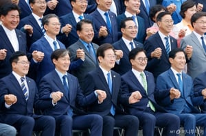 광복절 특사 앞두고…우원식 국회의장, 수감 중 조국 면회