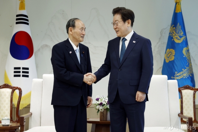 '첫 외빈' 日 스가 전 총리 맞은 이재명 대통령 "한일 관계 더 좋아져야"