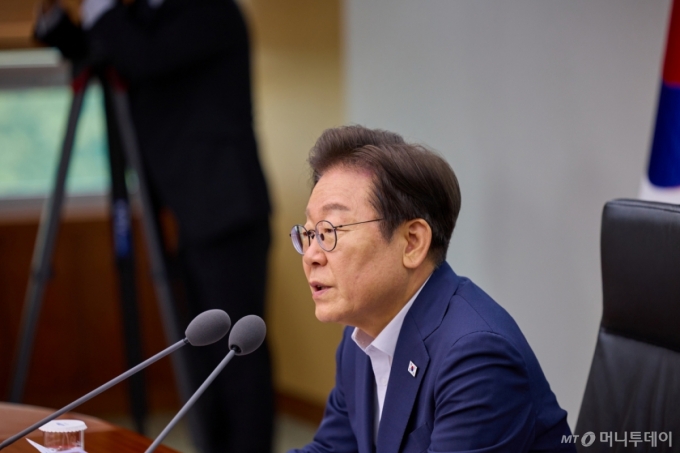 이재명 대통령 지지율 57%, 취임 후 최저..."주식 양도세·조국 사면 탓"