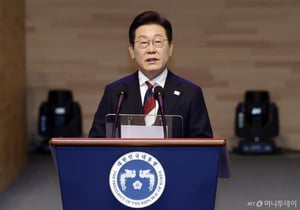 '빛의 임명장' 받은 이재명 대통령 "국민이 잘사는 것이 한국이 잘사는 길"