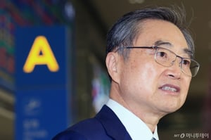 직항 없어 경유편 탔다…'급거 방미' 조현 외교장관, 정상회담 이상 기류?