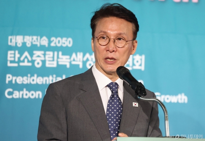 김민석 총리 "재생에너지 대폭 확대해야…RE100 산단 신속 조성할 것"