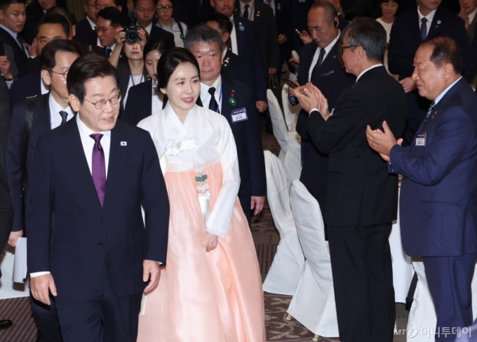 "한국에서 만나자"···김혜경 여사, 日 총리 부인과 '매듭 체험' 친교