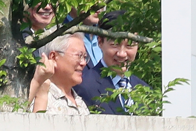 文 "초심" 박지원 "자중" 주문 받은 조국, 영남 찍고 호남 '광폭행보'