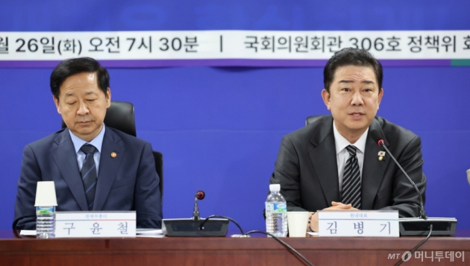 [속보]당정 "전기차 전환 지원금 신설…기후위기 대응투자 확대"