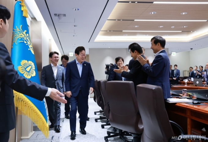 이재명 대통령에 장관들 기립박수…"순방 성과, 초당적 협력 뒷받침돼야"