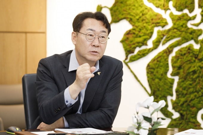 '����� �� ���̴� ��'�������� ������ �׸��� ȭ������ �̷�