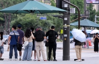 폭염 잡는 그늘막 “그늘 줄게, 광고 다오”