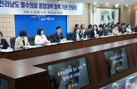 의사는 늘었지만, 지방은 비었다…지방정부들 의료공백 대응 총력