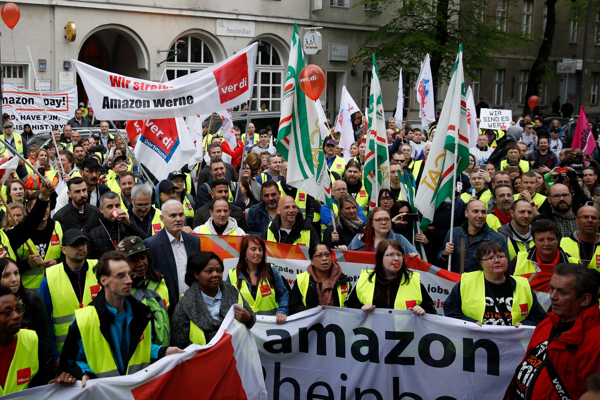 '악셀 스프링거' 시상식장에서 시위하는 유럽 아마존 근로자들/사진=블룸버그통신
